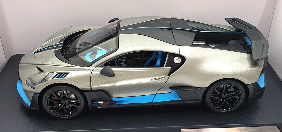 CMJ 1/18 Scale Diecast DC118BDGY - Bugatti Divo - Grey - Image 4 of 4