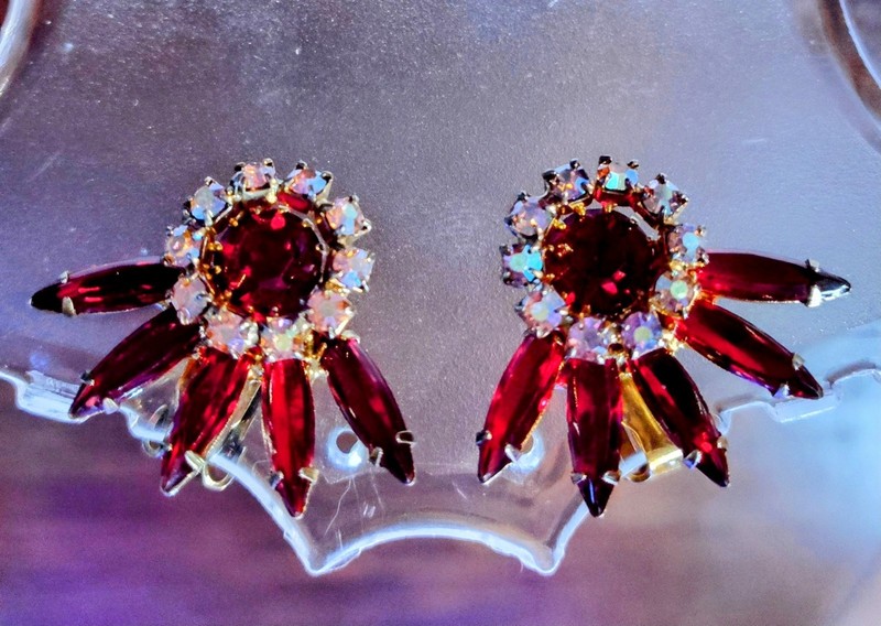 Gorgeous Vintage Prong Set Rhinestone Earrings, Jewelry Gold Tone, Ruby Red 🔥