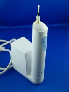 1 elektrische Zahnbürste (ideal für Reisen) Braun Typ 4731 mit Ladestation