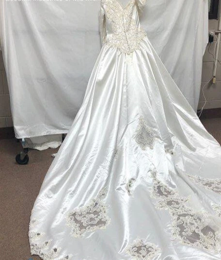 Vestido de novia original Gloria Vanderbilt blanco satinado con cuentas manga larga talla 6 Foto 3 de 4