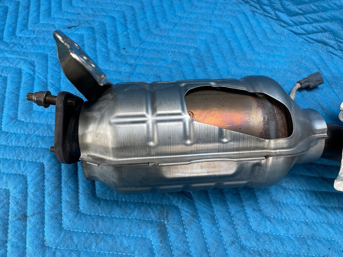 Lexus GX460 Exhaust Manifold w/ Shield & O2 Sensor Passenger's 68k