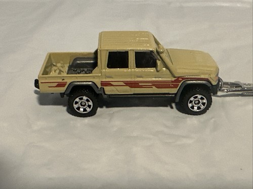 2025 MATCHBOX '17 TOYOTA LANDCRUISER 78 Keychain 1:64 Scale New Loose - Picture 2 of 5
