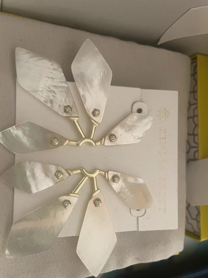 Brincos de ouro Kendra Scott Malika em madrepérola marfim - Imagem 3 de 4