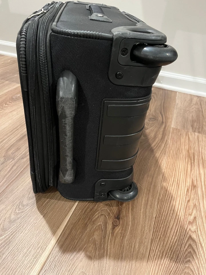 Equipaje TravelPro 22" Roll-Aboard Foto 2 de 3