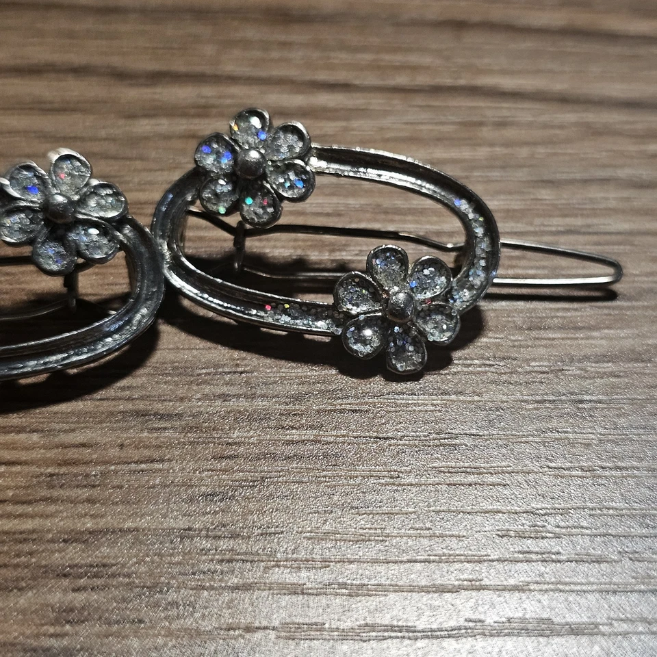 Juego de clips de pelo vintage de diamantes de imitación con flores en tono plateado brillante Y2K Foto 2 de 4