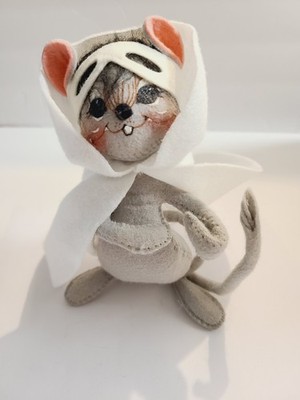 ANNALEE HALLOWEEN GREY SPOOKY MOUSE WITH WHITE CAPE AND MASK COSTUME FIGURINE