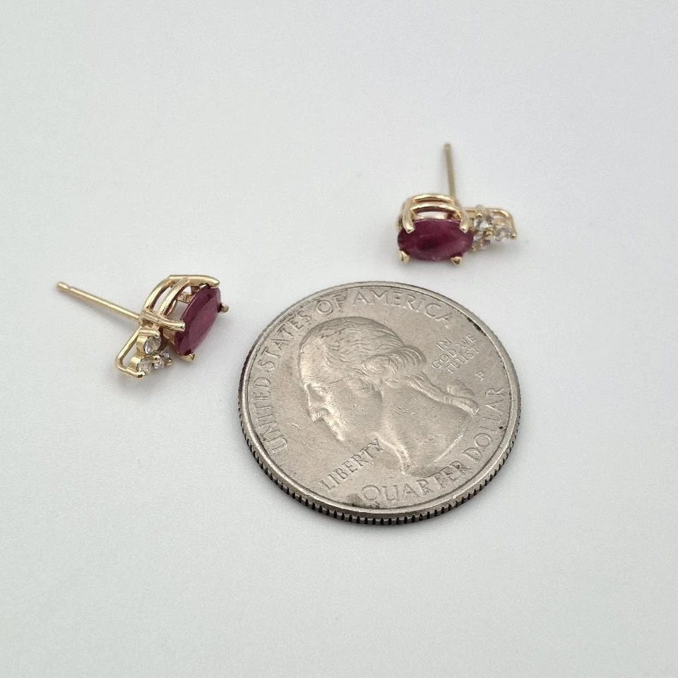 Brincos ovais de ouro amarelo 14K com destaque de rubi natural e topázio branco cintilante - Imagem 4 de 4