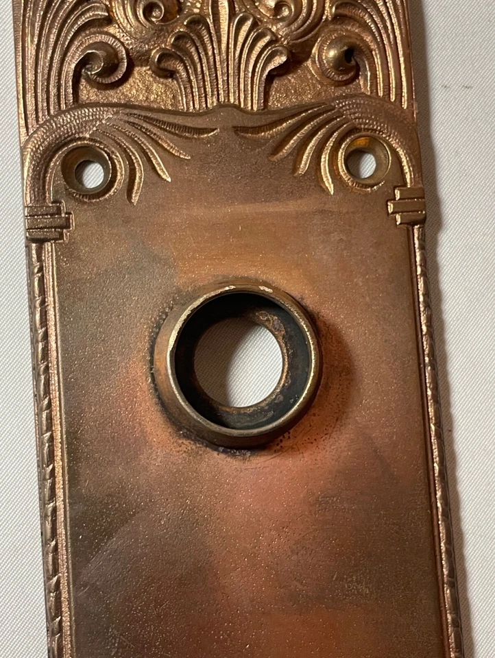 par antiguo ornamentado 1800 bronce escudo perilla puerta herrajes placa posterior montaje Foto 3 de 4