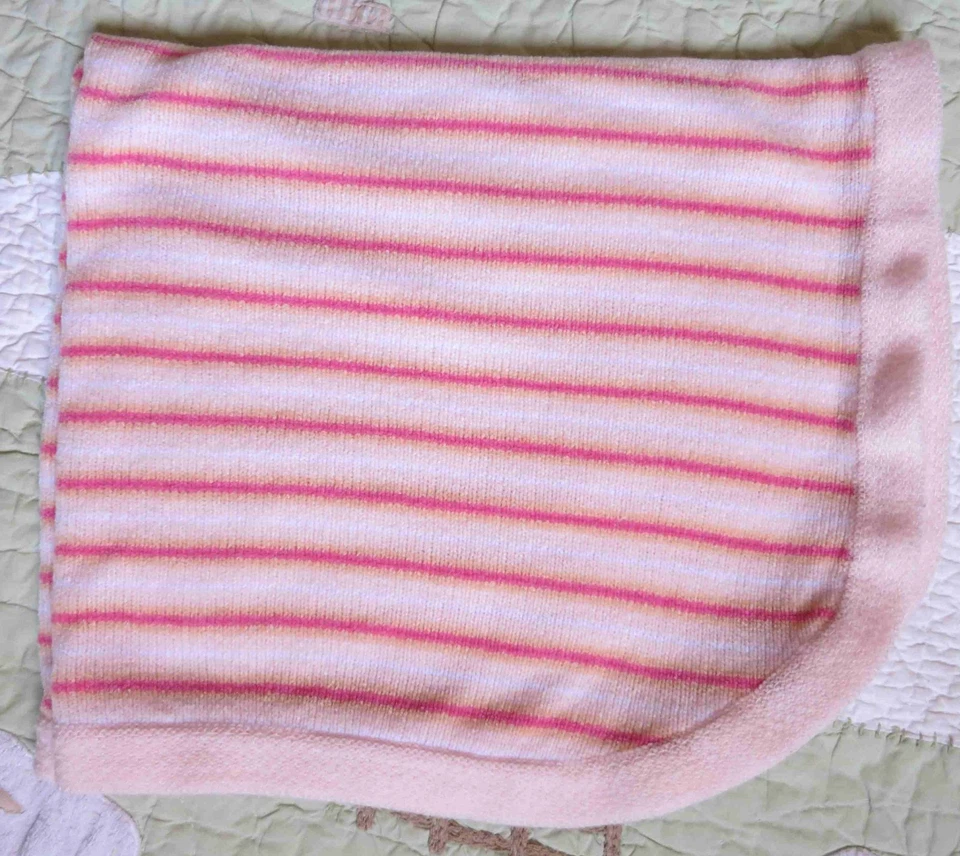 Manta súper suave para bebé niña de punto acrílico rosa caliente con rayas de Tykes Carter Foto 2 de 3