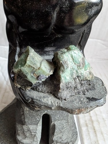 Insolita statuina tribale intagliata pietra marmo nero inginocchiata esemplare verde pietre - Foto 5 di 13