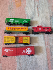 Vintage 4 assorted cars  caboose HO Scale Burlington Northern, Santa Fe