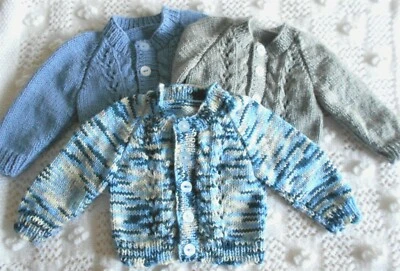 HAND KNITTED Handgestrickte Baby Strickjacke, Farbe wählbar, 3-6 Monate, Blau, Grau
