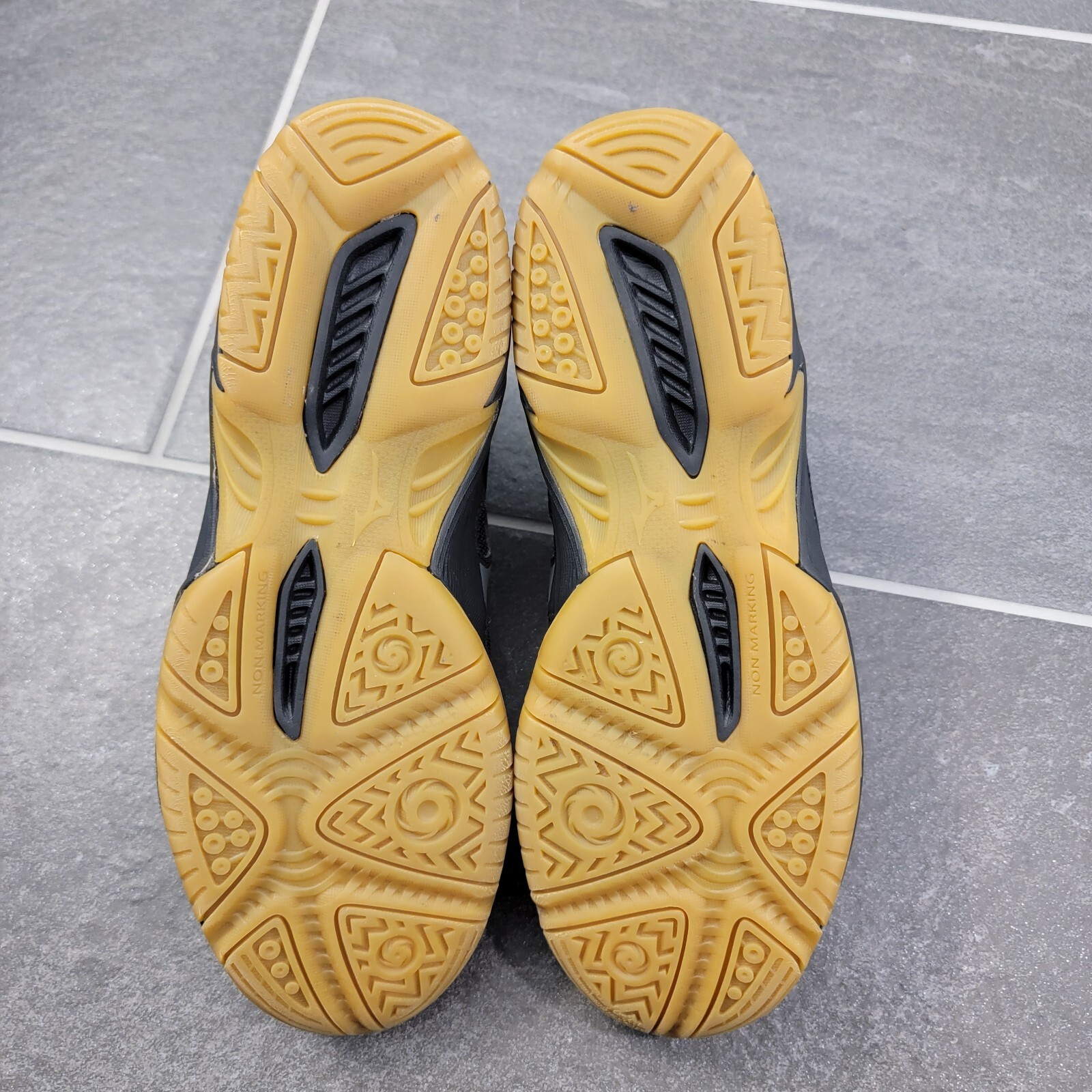 Mizuno Cyclone Speed 2 Volleyball Shoe Black Gum Sole… Gem