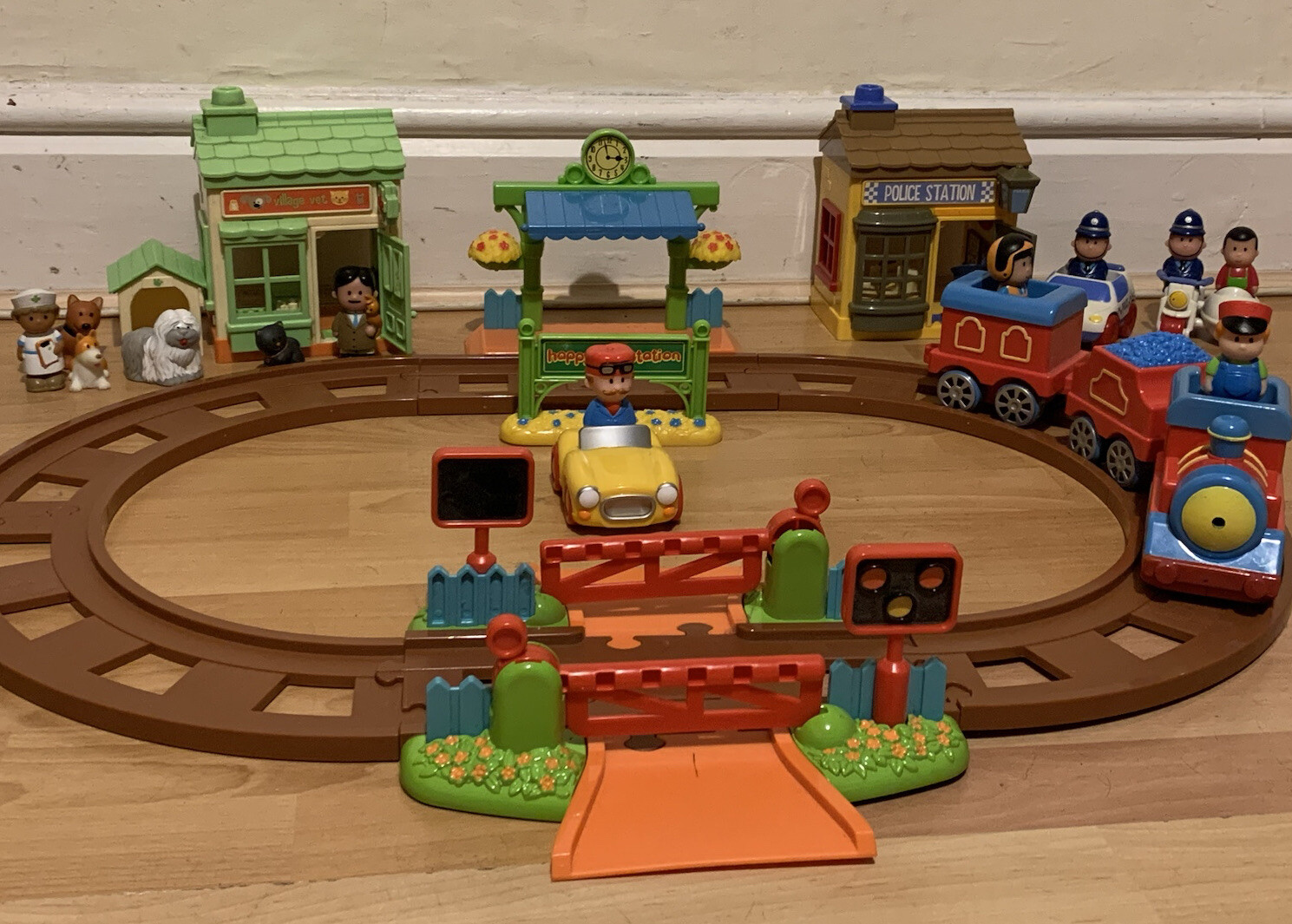 ELC HAPPYLAND Magic Motion Train Set Police Station & Vet BUNDLE