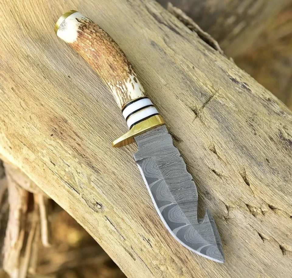 Cuchillo desollador de acero Damasco personalizado mango de ciervo protector de latón -400x Foto 2 de 4