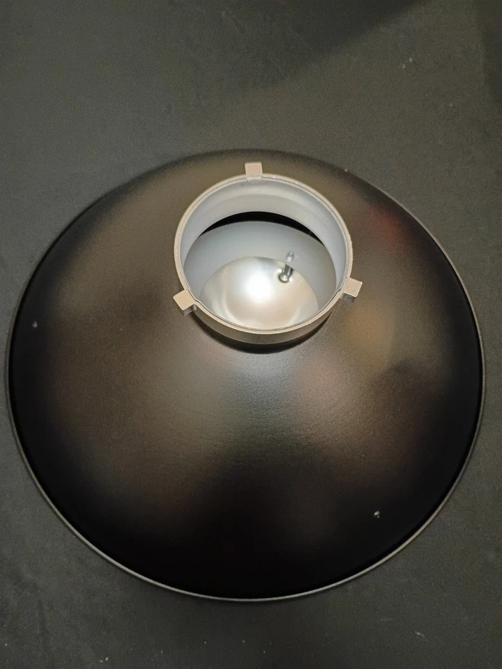 Iluminación estroboscópica reflectora de plato de belleza Bowens genuina de 15" para montaje Bowens Foto 4 de 4