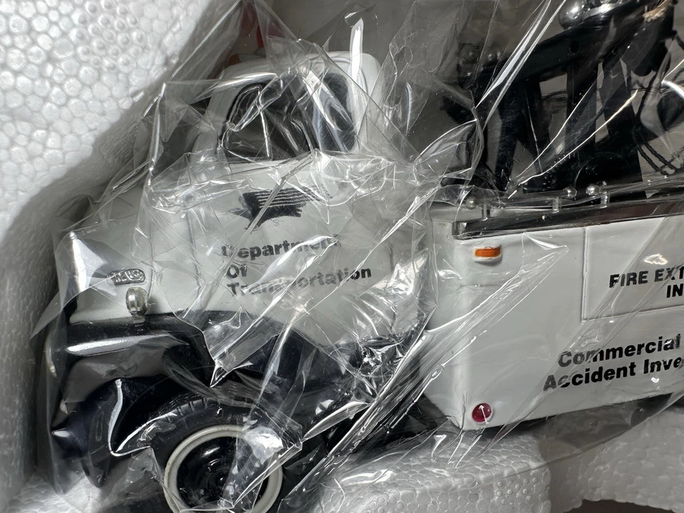 First Gear 1952 GMC Heavy Duty Wrecker Accident Tow DOT 1:34 Diecast #19-1125 - Image 3 of 4