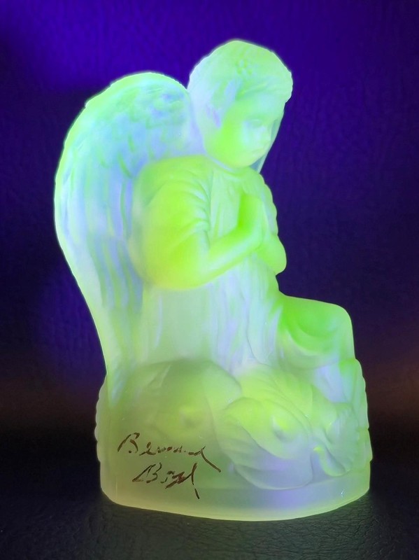Boyd's Crystal Art Glass ANGEL #22/2 CIDER SATIN 11-24-10 Glows Praying 4-1/4"