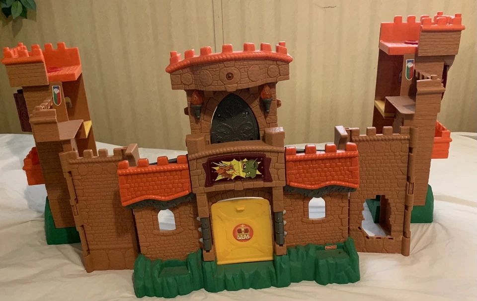 2012 Imaginext Eagle Talon Castle Playset Lights Sound drawbridge transforms  - Image 3 of 4