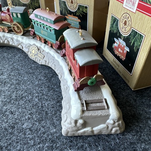 Vtg. Hallmark Keepsake 1991 Ornament Train Trestle Display & 3 Train Ornaments - Picture 19 of 23