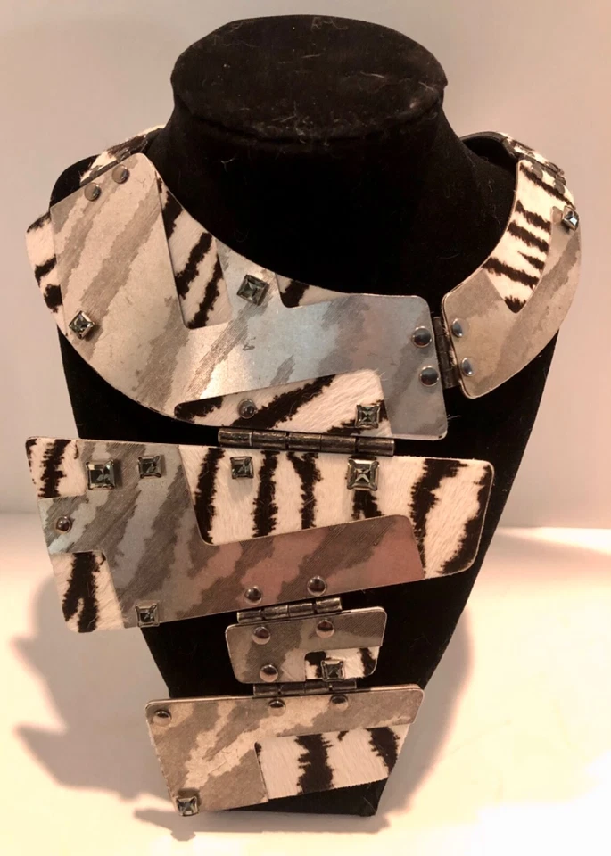 COLLAR PASARELA CEBRA MODERNO LANVIN PARIS FRANCIA, CUERO Y METALES PRECIO DE VENTA SUGERIDO POR EL FABRICANTE $2,690 Foto 3 de 4