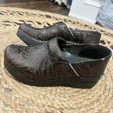 Dansko Professional Tooled Women’s Size 38 US 8 Brown Leather Clogs