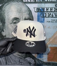 gorra new era color blanco con su visera negr...
