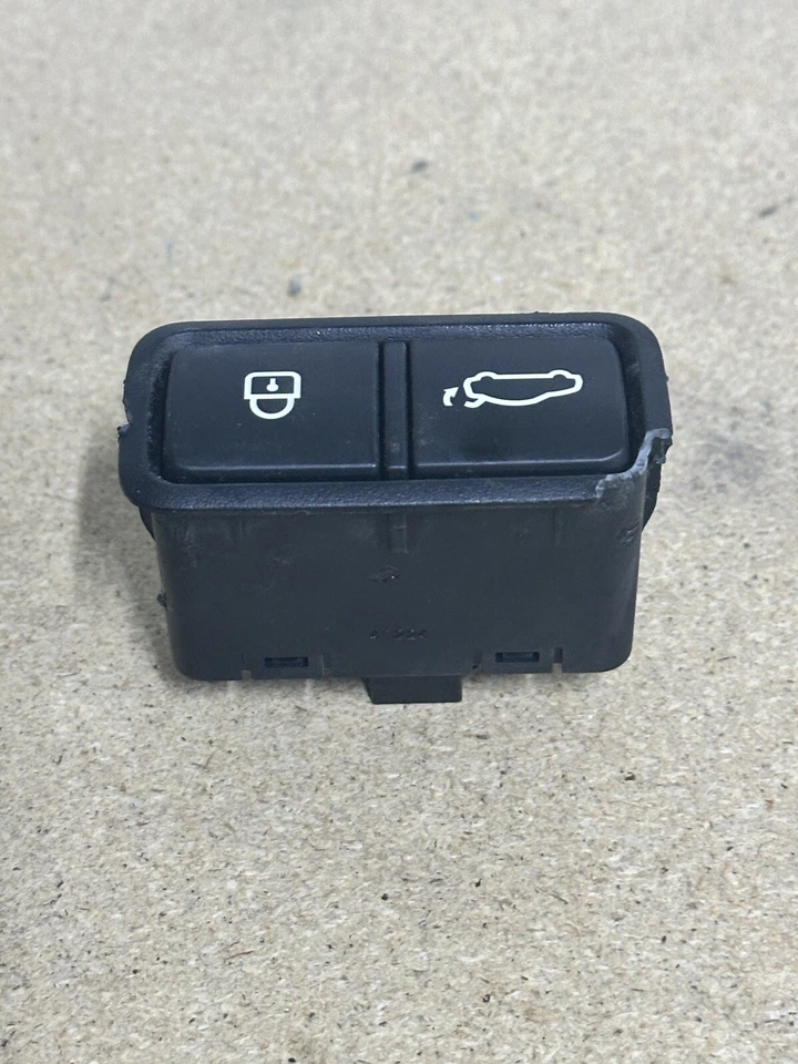 OEM 2015 KIA K900 REAR TRUNK BOOT LID CLOSE LOCK BUTTON ASSEMBLY 299115815 - Image 4 of 4
