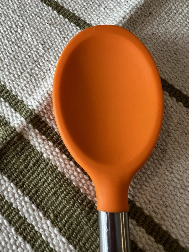 Cuchara mezcladora Tovolo de 12 pulgadas de silicona y acero inoxidable en naranja y plata  Foto 3 de 4
