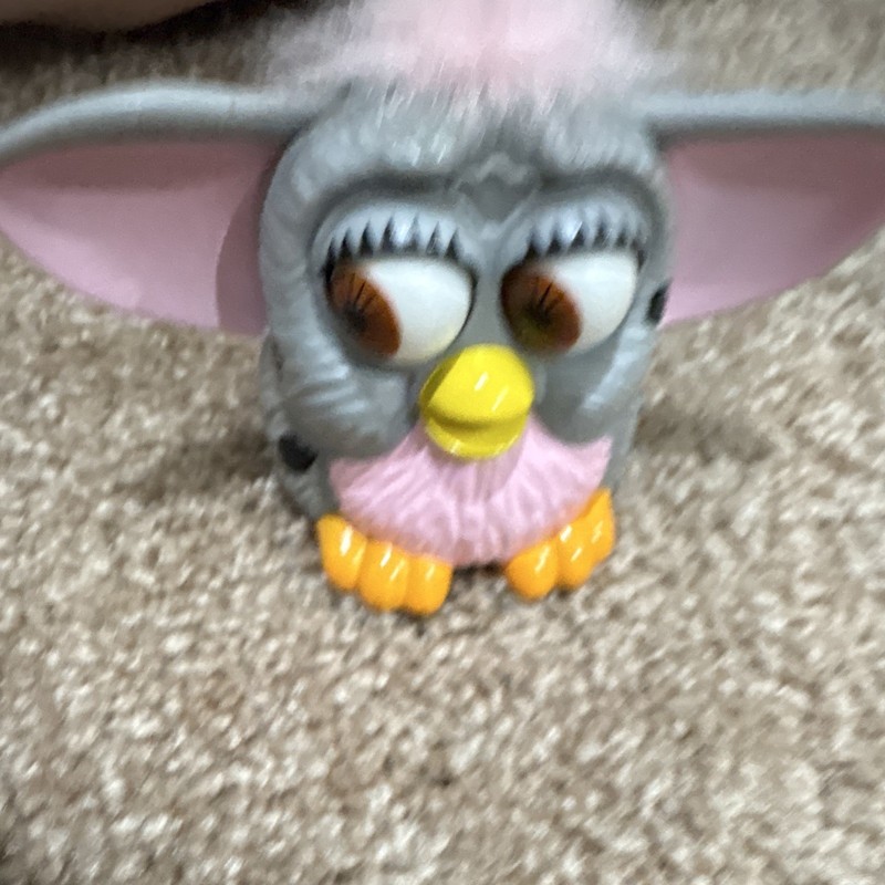 Tiger Electronics Furby 1998 Toy Figure Gray Pink Hair Yellow Beak Orange Feet