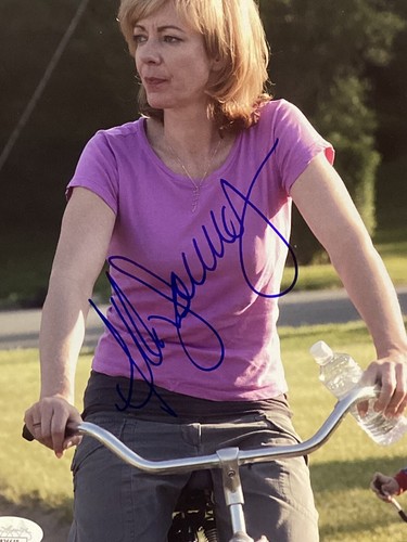 (SSG) Sexy Foto a Color 8X10 Firmada por Allison Janney "Mamá - Ala Oeste" - Certificado de Autenticidad JSA - Imagen 3 de 5