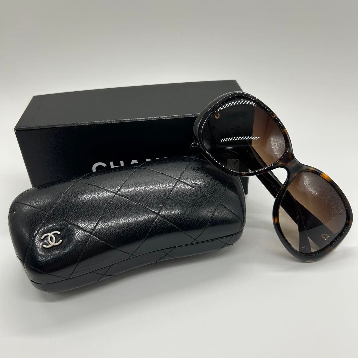 CHANEL womens Coco mark sunglasses in good condition with case