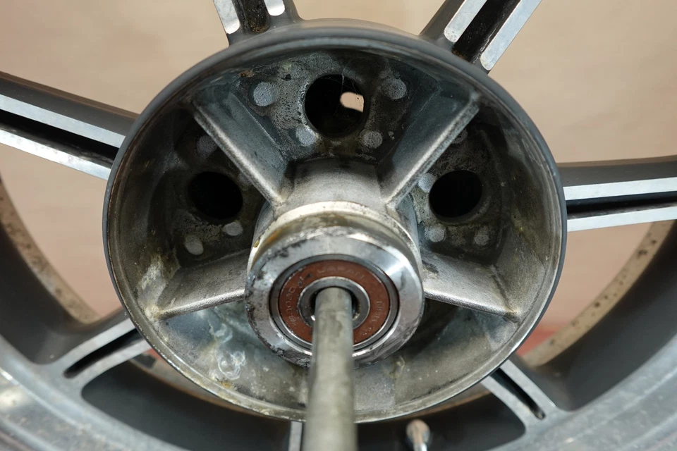 Llanta trasera Pirelli Triumph Bonneville T100 2009-2016 130/80-17 Foto 2 de 4