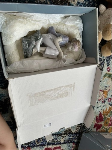 Lladro Figurine "Playing With Doves" #8536 Mint 2011 Peice in Original Box! - Picture 5 of 6