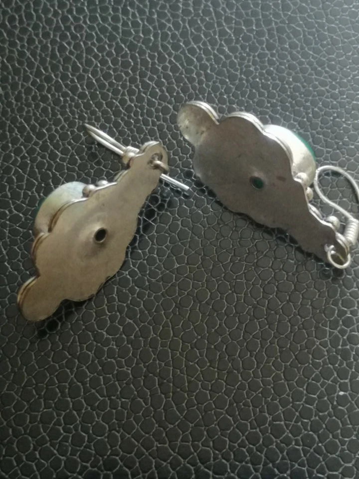 Orecchini pendenti vintage color argento con pietra verde - Immagine 3 di 4