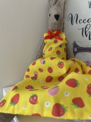 Luna Lapin, Erdbeerkleid, Handarbeit.
