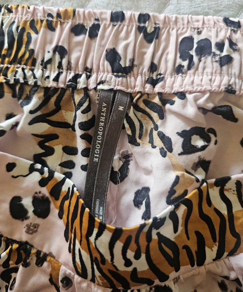 Pantalones cortos y top de pijama con estampado de tigre sedoso de Anthropologie.  Talla mediana Foto 3 de 4
