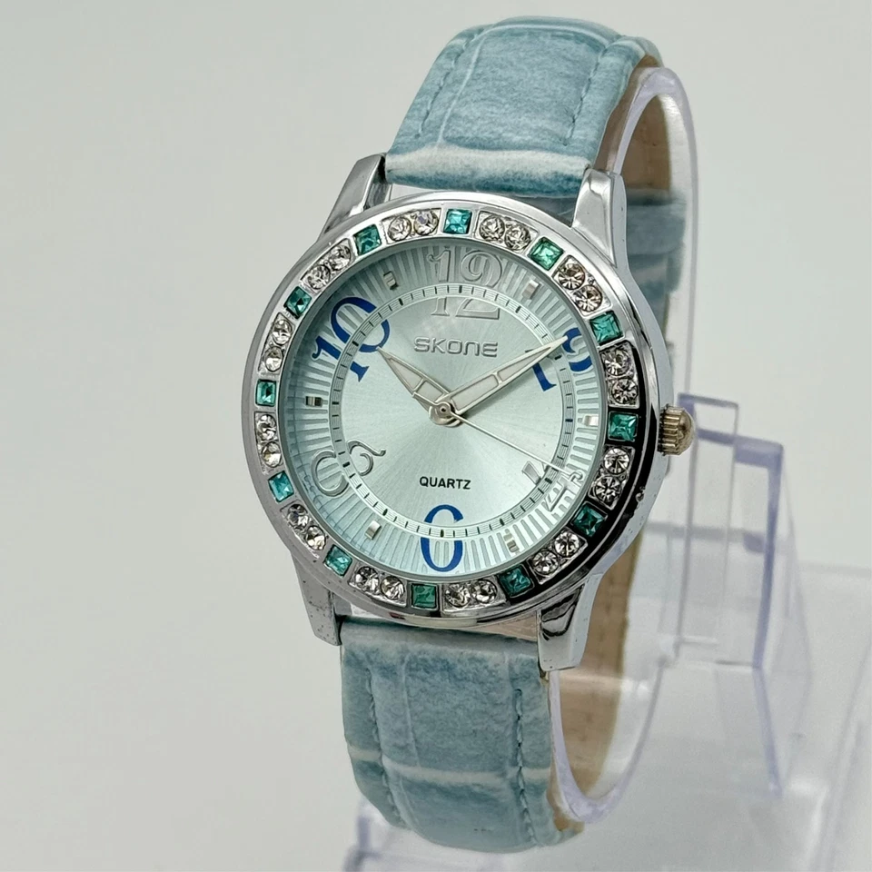 Reloj de lujo para mujer SKONE tono plateado, esfera azul, detalles de cristal, cuero azul Foto 2 de 4