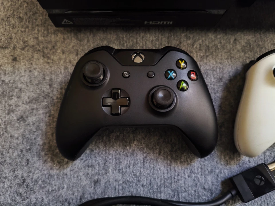 Microsoft Xbox One 500GB | mit 2 Controller & 4 Spiele | ab 18 - Bild 3 von 4