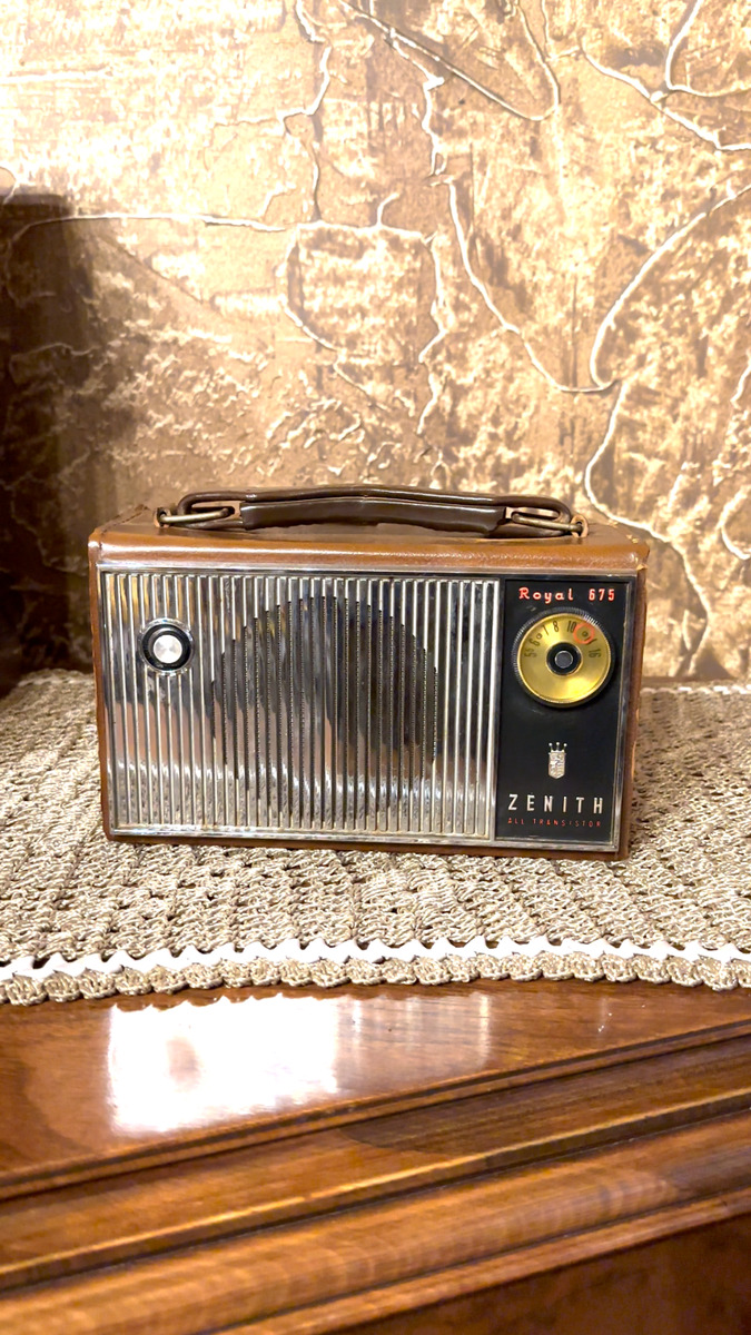 Vintage 1959-62 Zenith Royal 675 AM Transistor Radio Portable