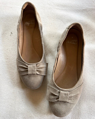Dansko Women s Beige Suede Bow Ballet Flats Slip-On Round Toe Rubber | 8
