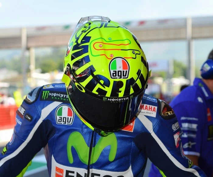 MINICHAMPS VALENTINO ROSSI MODELLINO DIECAST CASCO AGV 1/8 MOTOGP MUGELLO 2016 - Immagine 2 di 3