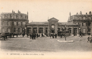 CPA 62 BÉTHUNE LA PLACE DE LA GARE.