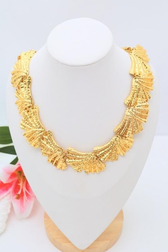 Gros collier feuilles en acier couleur or finition miroir de luxe
