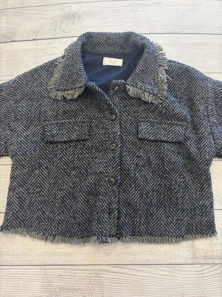 Chaqueta Sage The Label para mujer pequeña gris mezcla de lana recortada espiga tweed Foto 2 de 4