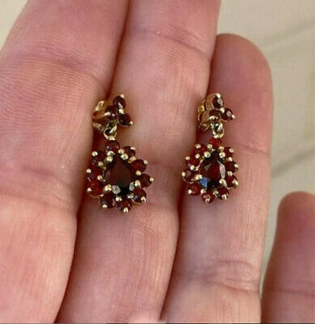 Pendientes colgantes de halo de granate simulado corte pera de 3 quilates enchapados en oro amarillo de 14 k Foto 2 de 3