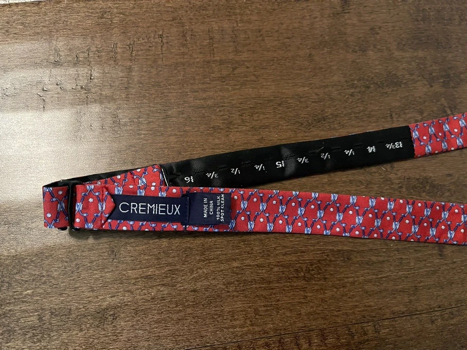 Daniel Cremieux 100% Silk Red Repeating Golf Club Logo Preppy Bow Tie Foto 3 de 3