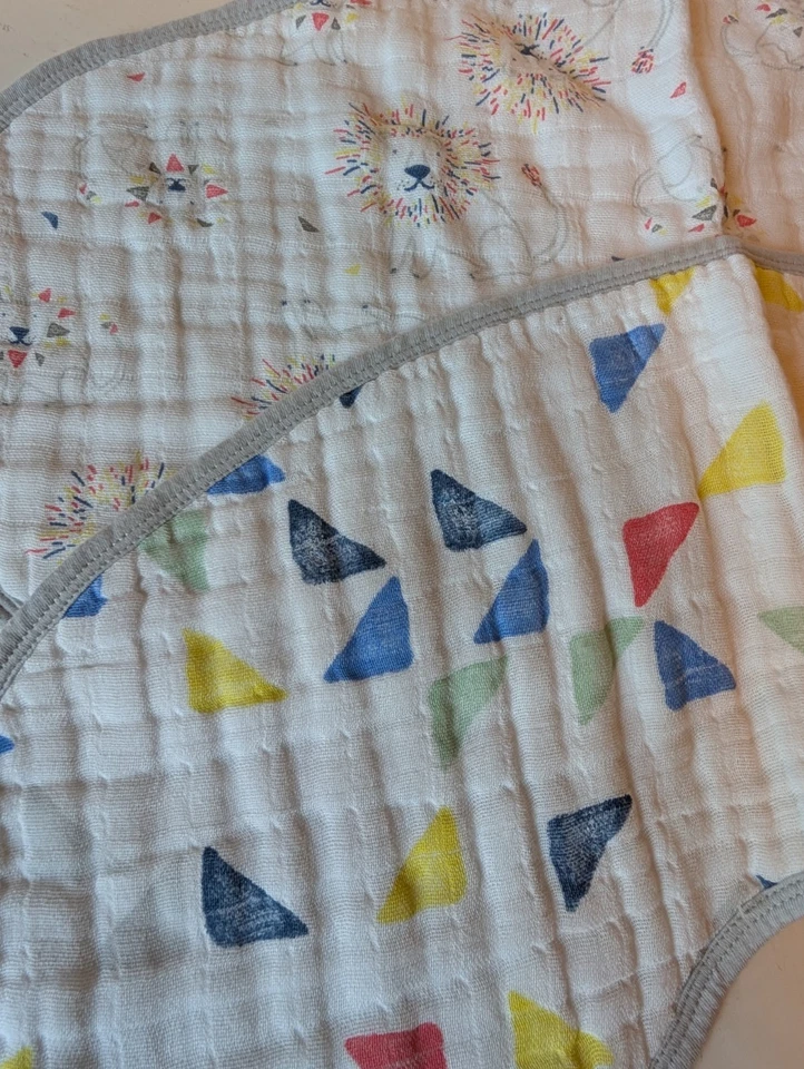 Juego de 2 baberos Burpy 100 % algodón orgánico muselina de Aden + broches Anais nuevos sin etiquetas Foto 2 de 4