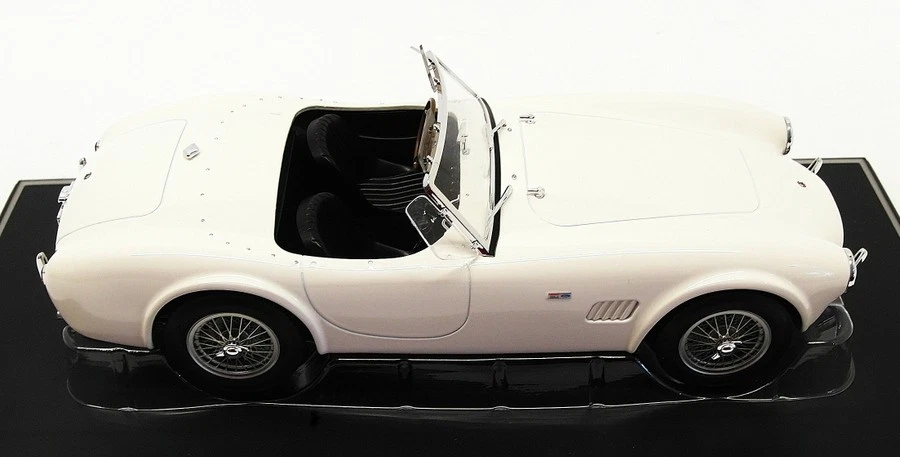 Carro modelo Norev escala 1/18 182752 - 1963 AC Cobra 289 - Branco - Imagem 3 de 4