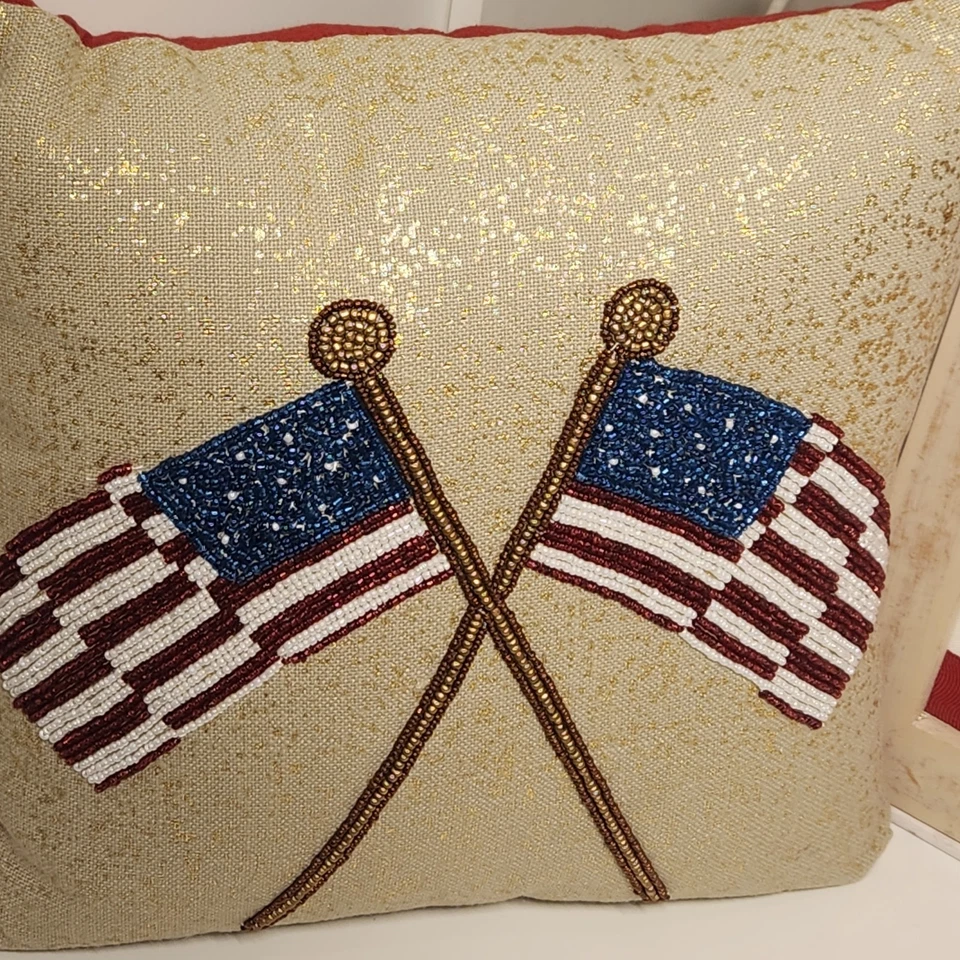 PIER 1 Importaciones Banderas Patrióticas Brillante Cuentas Almohada y Tablero de Memorias Foto 2 de 4